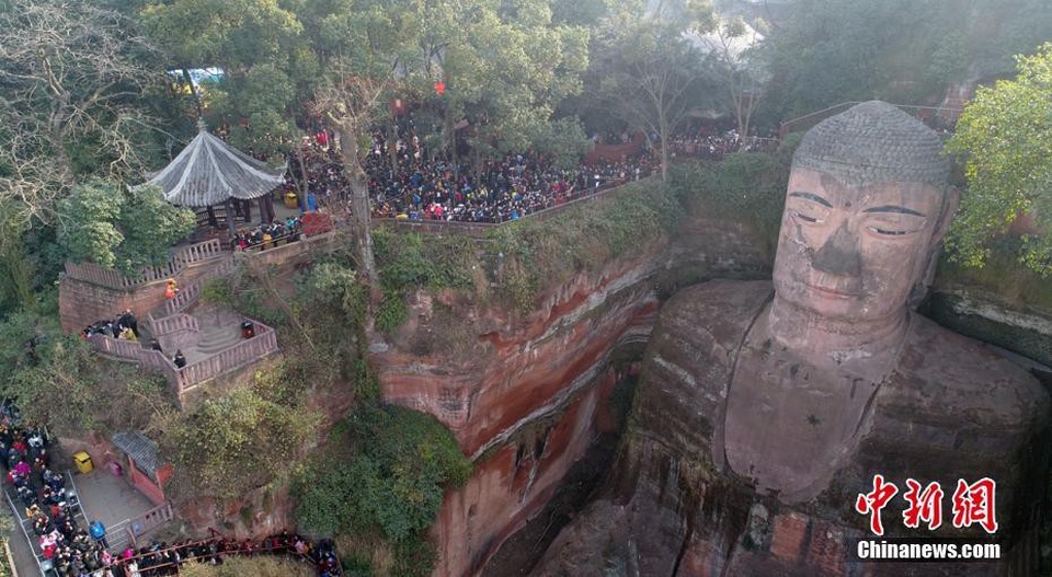 Lạc Sơn Đại Phật còn gọi là Lăng Vân Đại Phật, là bức tượng Phật bằng đá cao nhất thế giới