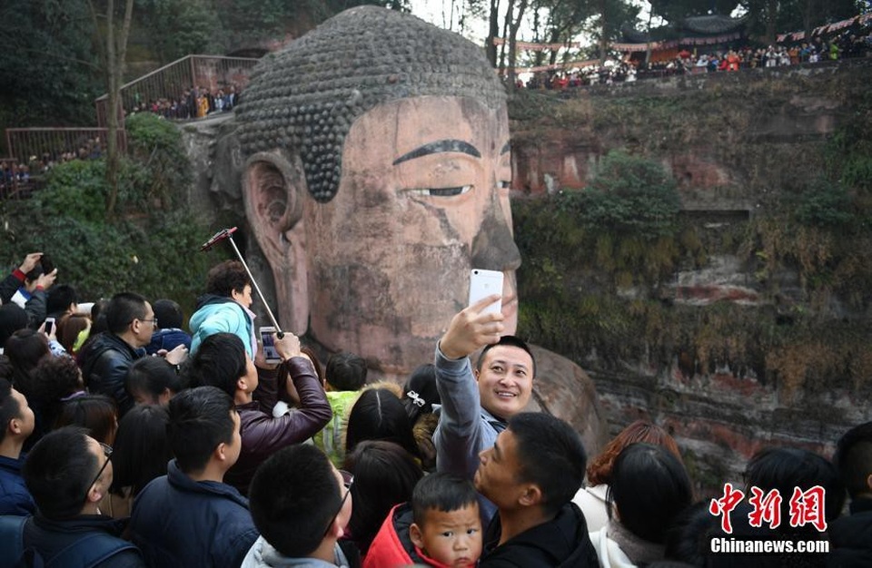 Trong những ngày đầu xuân, Lạc Sơn Đại Phật là một trong những điểm đến tâm linh thu hút du khách bậc nhất ở Trung Quốc