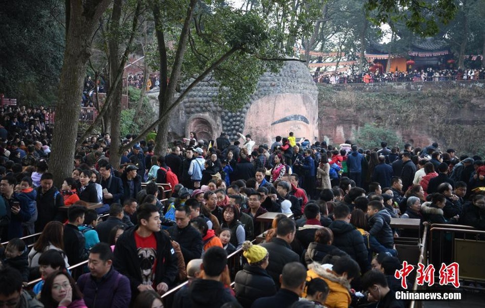 Những điểm đến tâm linh ở Trung Quốc luôn đông nghịt khách ngày đầu xuân