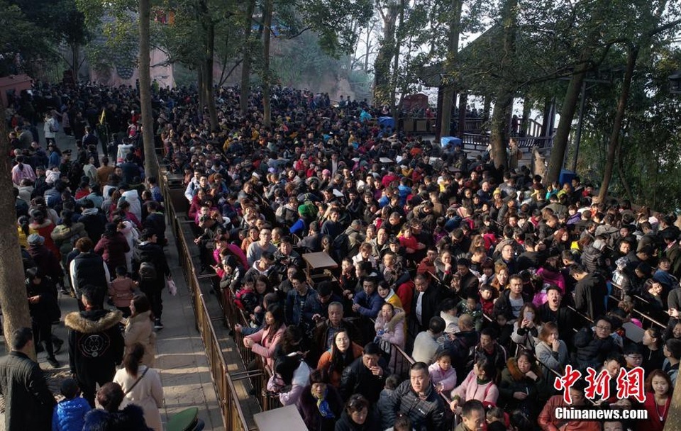 Hàng chục nghìn người xếp hàng để tới thăm điểm du lịch Lạc Sơn Đại Phật vào những ngày đầu năm