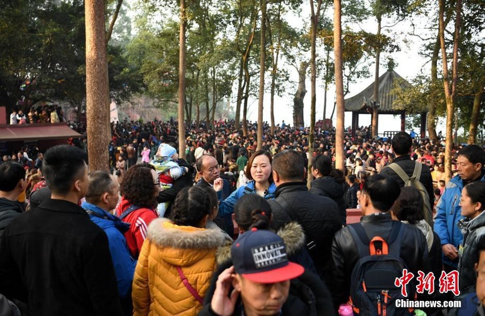 Nhiều người phải xếp hàng tới 4 tiếng mới tới khu ngắm tượng Phật