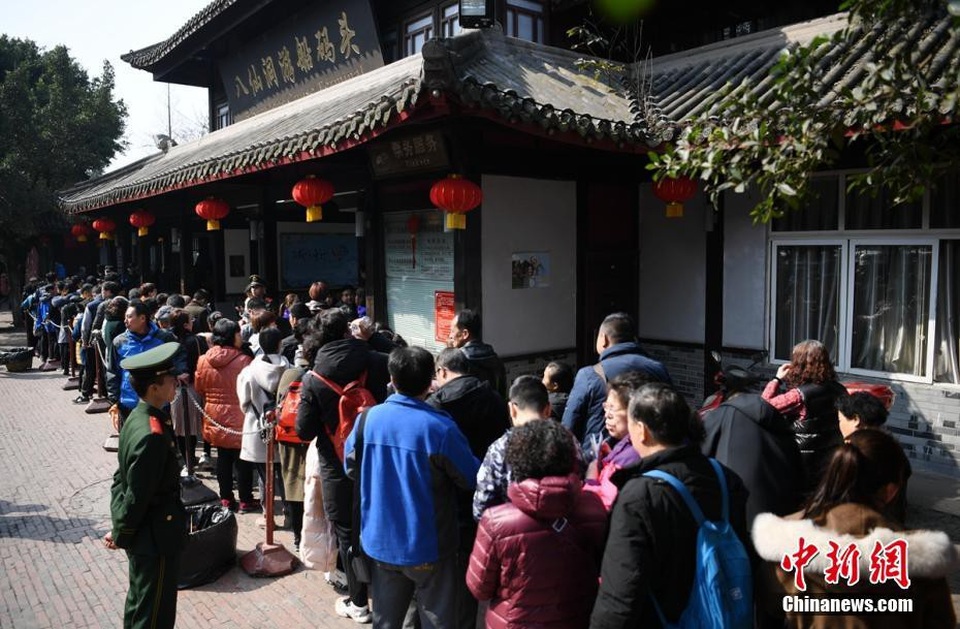 Dòng người xếp hàng vào thăm điểm du lịch tâm linh nổi tiếng ở Nga Mi Sơn