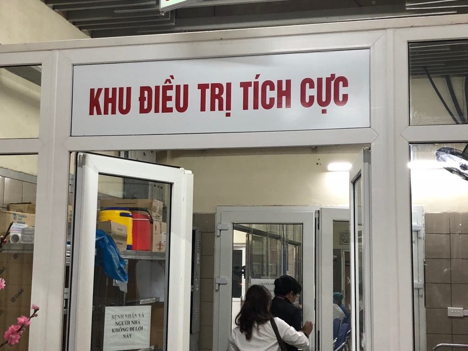 Con số gây sốc, 13 ca uống thuốc diệt cỏ cơ hội cứu chữa mong manh trong dịp Tết - 1 Chỉ trong 4 ngày Tết có đến 13 ca ngộ độc thuốc diệt cỏ paraquat được đưa đến Trung tâm chống độc (BV Bạch Mai) cấp cứu. Ảnh: H.Hải