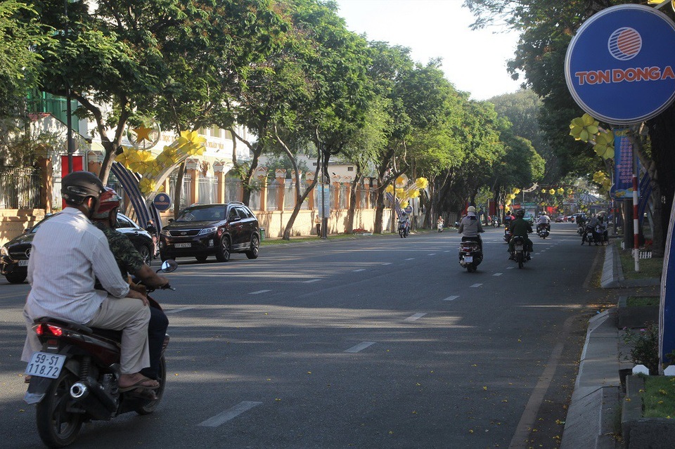 Đường phố Sài Gòn thênh thang trong ngày làm việc đầu năm - 14 Đường Lê Duẩn mát mẻ, thông thoáng hơn mọi khi