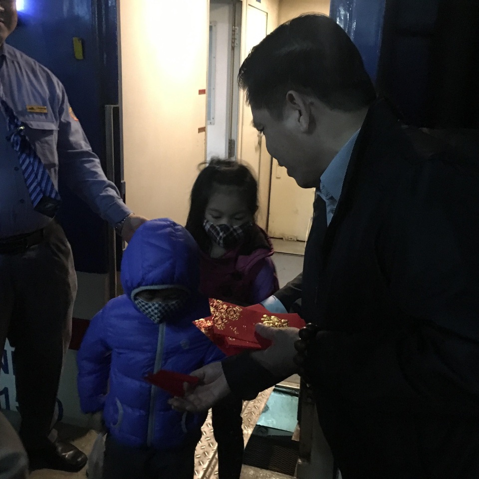 Bộ trưởng Giao thông: “Đường sắt không thể cứ cọc cạch mãi!” - 4
Bộ trưởng GTVT mừng tuổi cho các cháu bé xuống tàu tối 20/2