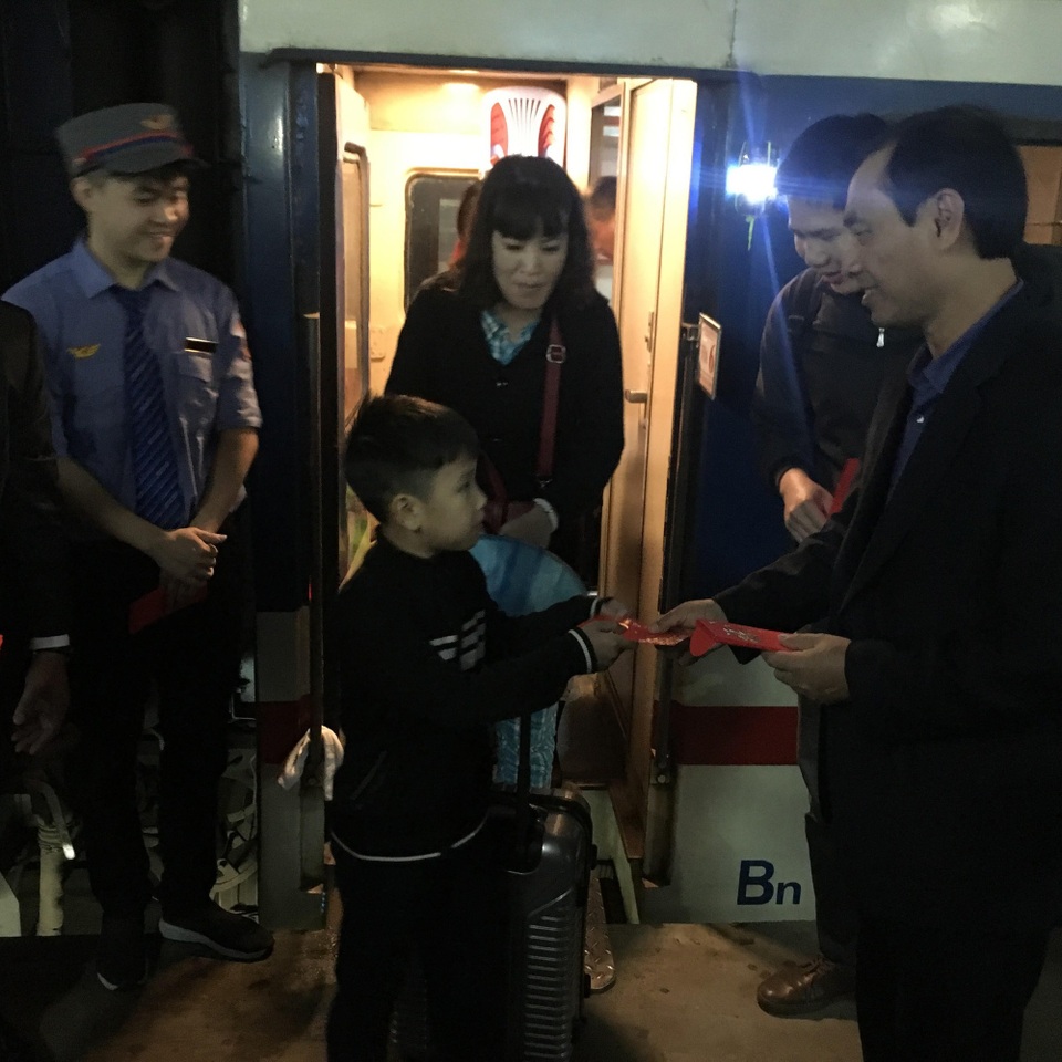 Bộ trưởng Giao thông: “Đường sắt không thể cứ cọc cạch mãi!” - 5 Thứ trưởng Lê Đình Thọ đón và mừng tuổi cho các hành khách khi tàu về ga Hà Nội tối 20/2