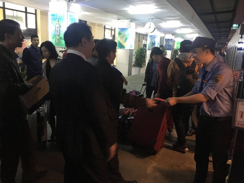 Bộ trưởng Giao thông: “Đường sắt không thể cứ cọc cạch mãi!” - 2 Lãnh đạo Bộ GTVT đón những chuyến tàu đầu tiên trở lại Hà Nội sau kỳ nghỉ Tết