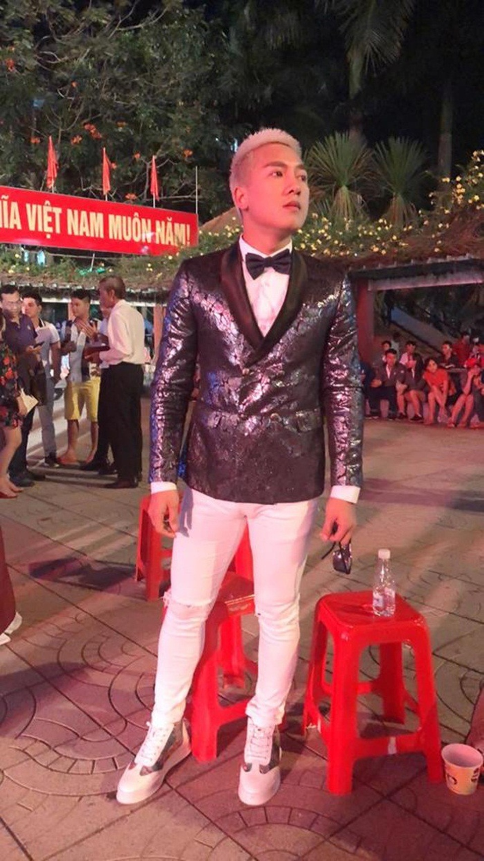 Giọng ca “Em phải quên anh” lủi thủi về quê sau khi đón giao thừa ngoài đường - 1 Phục vụ khán giả ngay cả đêm giao thừa, Châu Khải Phong phải đón năm mới xa gia đình.