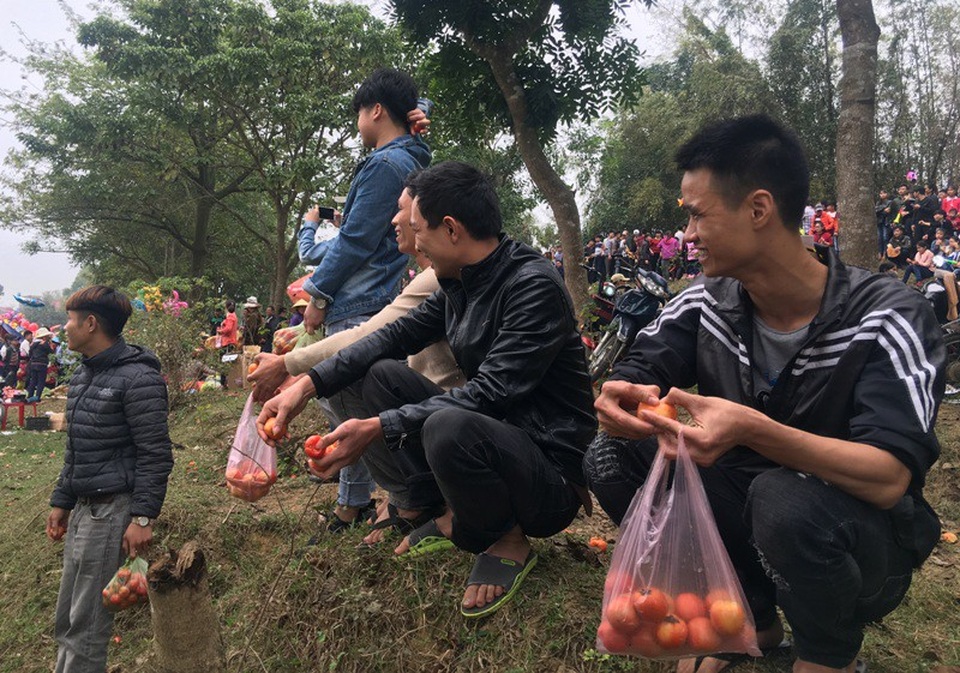 Ném cà chua "nảy lửa" tại phiên chợ mở duy nhất một lần trong năm - 7 Những bịch cà chua sẵn sàng để...ném nhau.