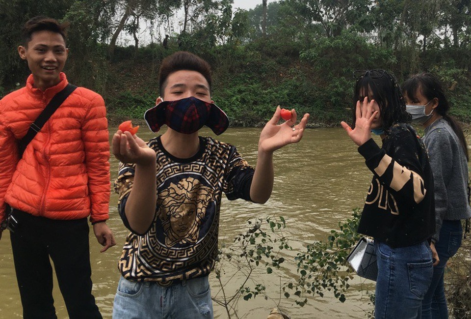 Ném cà chua "nảy lửa" tại phiên chợ mở duy nhất một lần trong năm - 8 Mỗi lần có người đi qua, đặc biệt là các bạn nữ là màn mưa cà chua diễn ra, nhắm thẳng vào người. Với nhiều người, bị ném cà chua vào người sẽ nhận được may mắn trong năm mới. Điều đặc biệt của phiên chợ này là năm nào phiên chợ có... đánh nhau càng to thì năm đó nhân dân trong vùng sẽ càng gặp nhiều may mắn.
