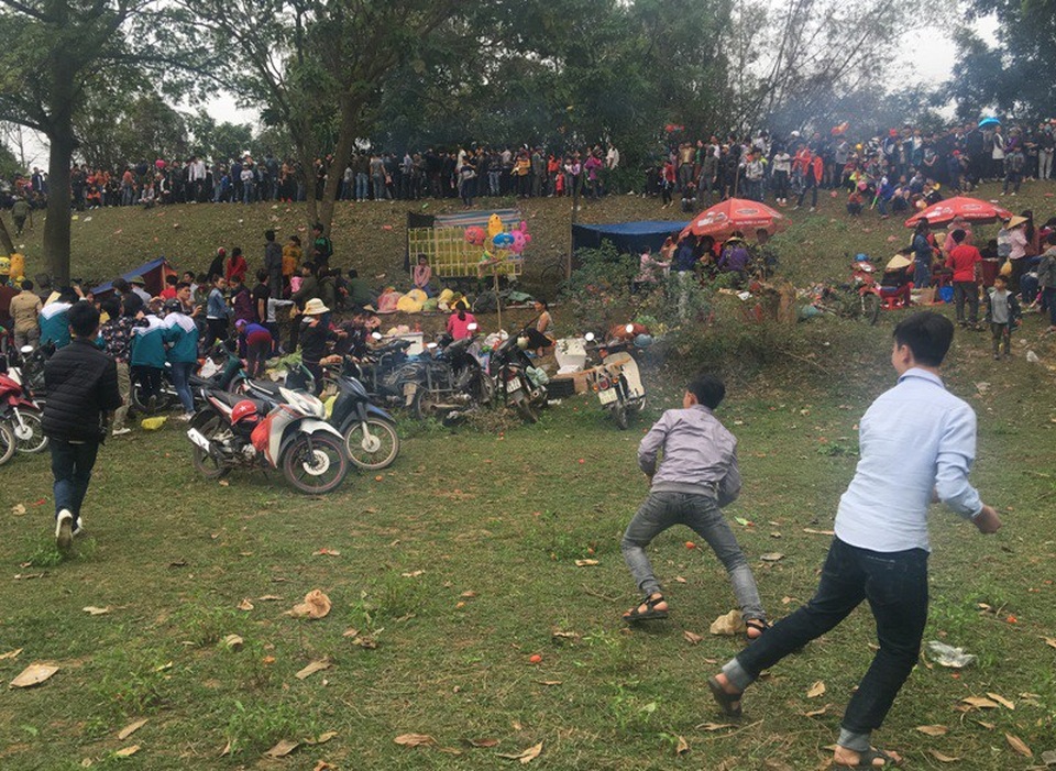 Ném cà chua "nảy lửa" tại phiên chợ mở duy nhất một lần trong năm - 9 Những màn rượt đuổi nhau nảy lửa để ném cà chua cầu may tại chợ Chuộng.