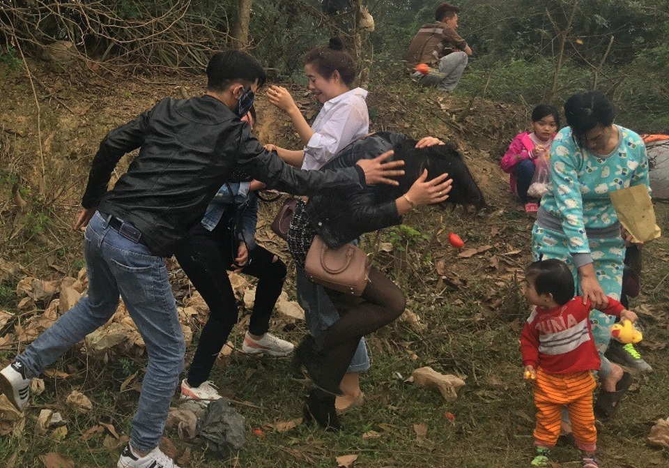 Ném cà chua "nảy lửa" tại phiên chợ mở duy nhất một lần trong năm - 10 Thậm chí nhiều người còn bóp cà chua bể ra rồi bôi vào đầu bất cứ người nào đi qua.