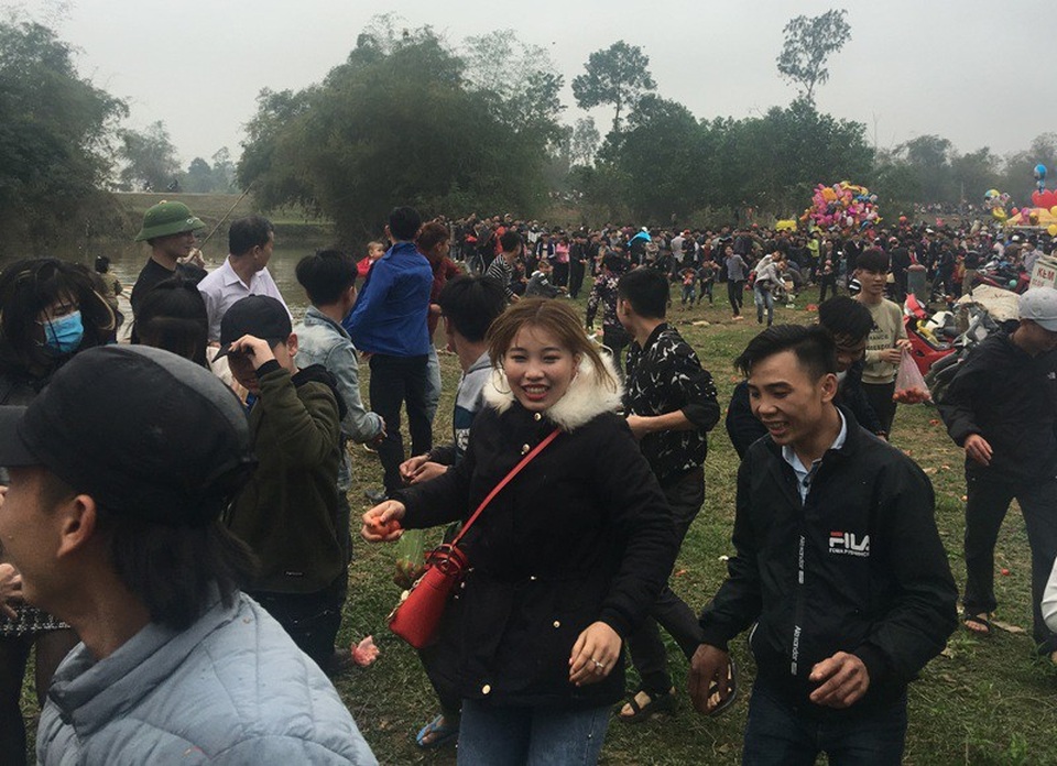 Ném cà chua "nảy lửa" tại phiên chợ mở duy nhất một lần trong năm - 13
Không chỉ các nam thanh niên mà nhiều bạn nữ cũng hào hứng với màn ném cà chua.