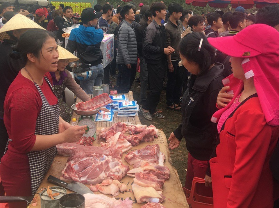 Ném cà chua "nảy lửa" tại phiên chợ mở duy nhất một lần trong năm - 5 Hầu hết những món hàng bày bán tại chợ là cây nhà lá vườn.