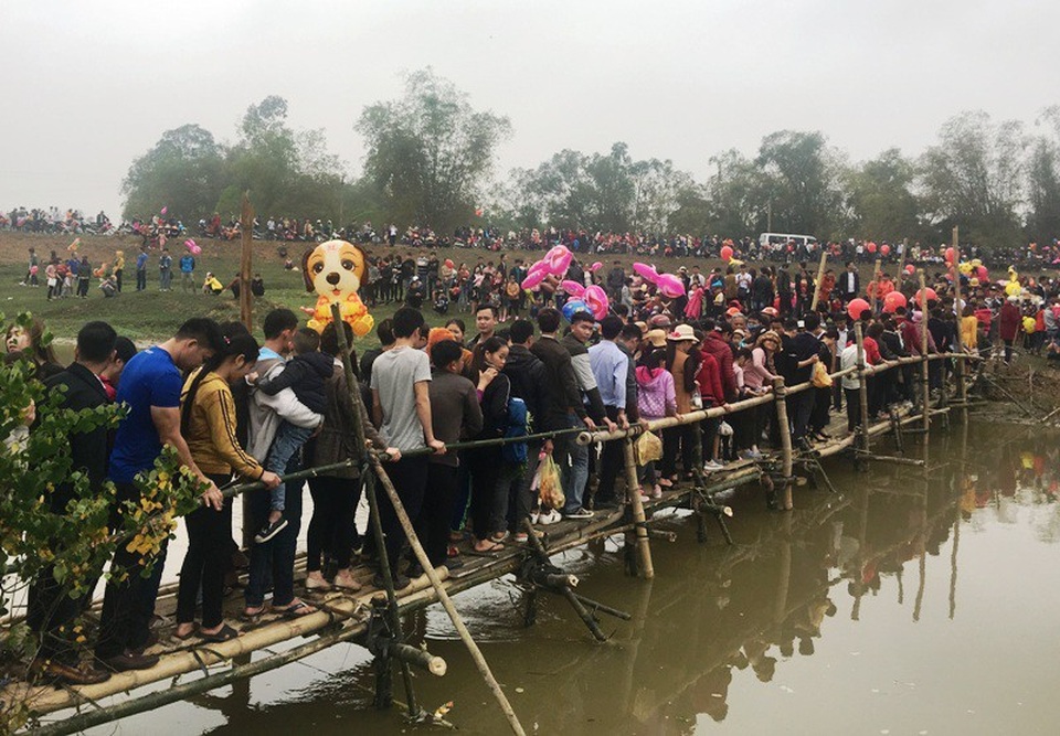 Ném cà chua "nảy lửa" tại phiên chợ mở duy nhất một lần trong năm - 1 Đến hẹn lại lên, cứ đúng ngày mùng 6 Tết Nguyên đán hàng năm, người dân và du khách từ khắp nơi lại tấp nập về chợ Chuộng xem những màn ném cà chua, hay đánh nhau “nảy lửa”...để cầu may.