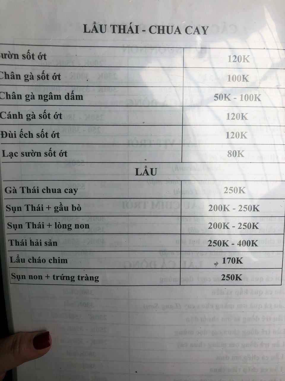 Giá tăng, hàng quán ăn uống ngày đầu đi làm vẫn chật kín khách - 5 Nồi lẩu sụn Thái gàu bò ngày thường có giá 200.000 - 250.000 đồng, nhưng hôm nay nó đã có giá gấp đôi lên 450.000 đồng/nồi