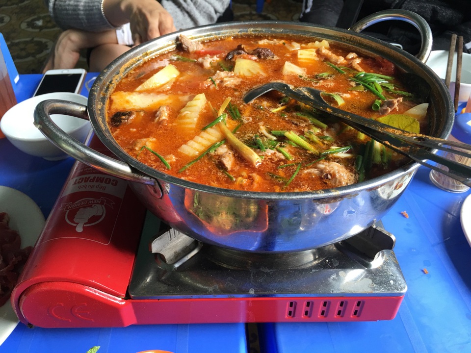 Giá tăng, hàng quán ăn uống ngày đầu đi làm vẫn chật kín khách - 6 Nồi lẩu đơn giản có giá gần 500.000 đồng trong ngày đi làm đầu tiên sau Tết... Không những vậy, nồi lẩu Thái này còn có cả su hào, khoai tây và rất nhiều nguyên liệu hỗn hợp khác