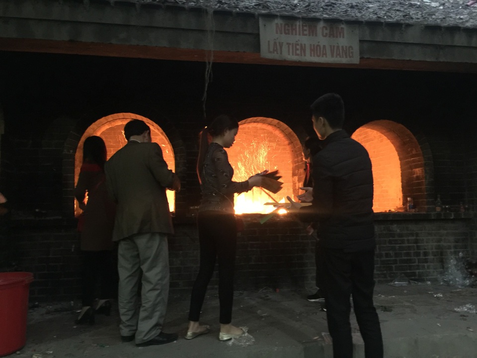 Hàng vạn người chen chân “vay tiền” ở Đền Bà Chúa Kho - 8 Hàng vạn người chen chân “vay tiền” ở Đền Bà Chúa Kho - 8