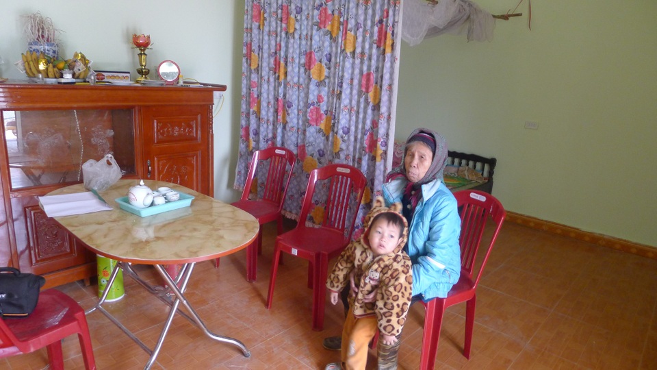 Bé Trọng mồ côi bố mẹ được đón Tết trong ngôi nhà mới - 1 Tết năm nay ông bà và bé Trọng được ở trong ngôi nhà mới của bạn đọc báo điện tử Dân trí trao tặng.