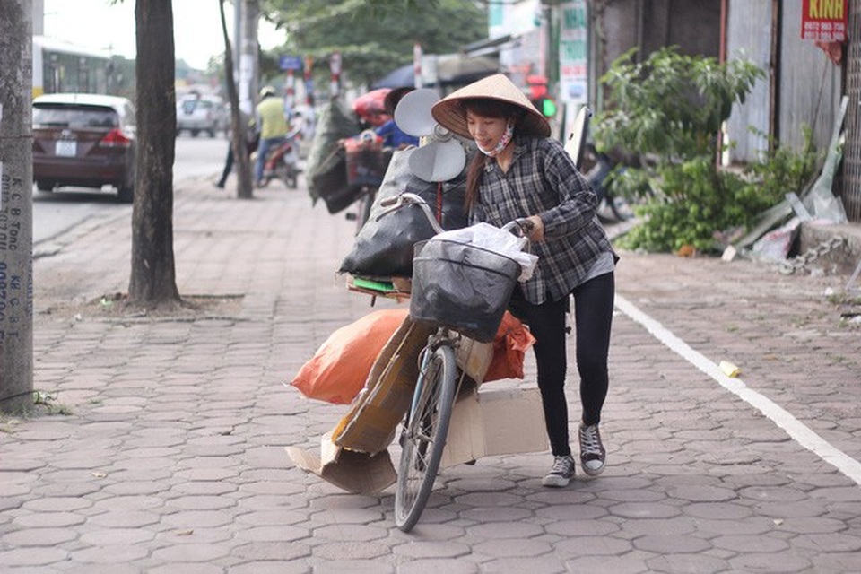 Nữ sinh buôn đồng nát và cú “ngược dòng số phận” - 1 Những lúc rảnh rỗi, Cúc lại rong ruổi khắp ngõ ngách Hà Nội thu lượm đồng nát. ảnh : P.V