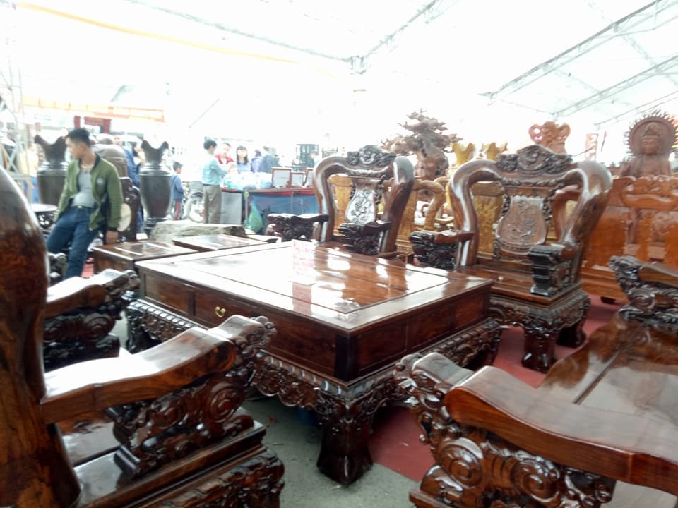Choáng 2 bộ bàn ghế giá 'khủng' trăm triệu đồng bán cho đại gia Việt - 1
Bộ bàn ghế cẩm sừng giá đắt đỏ. Ảnh: Lâm Anh