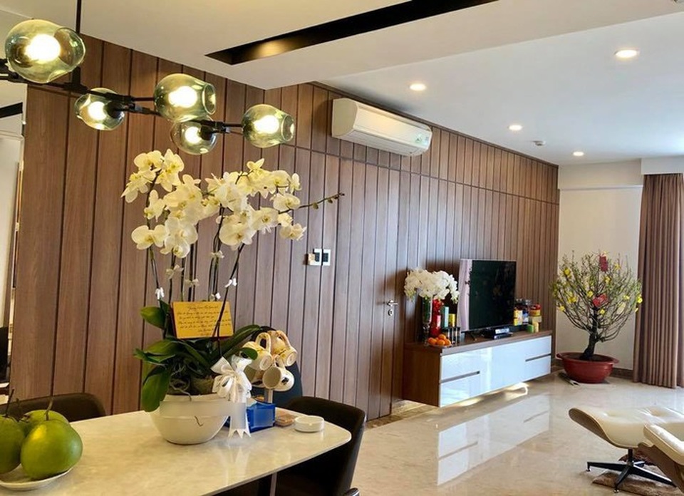 Ngắm căn nhà nội thất tiền tỷ của bạn gái Cường Đô La - 4
Tường được ốp gỗ tự nhiên hoàn toàn.