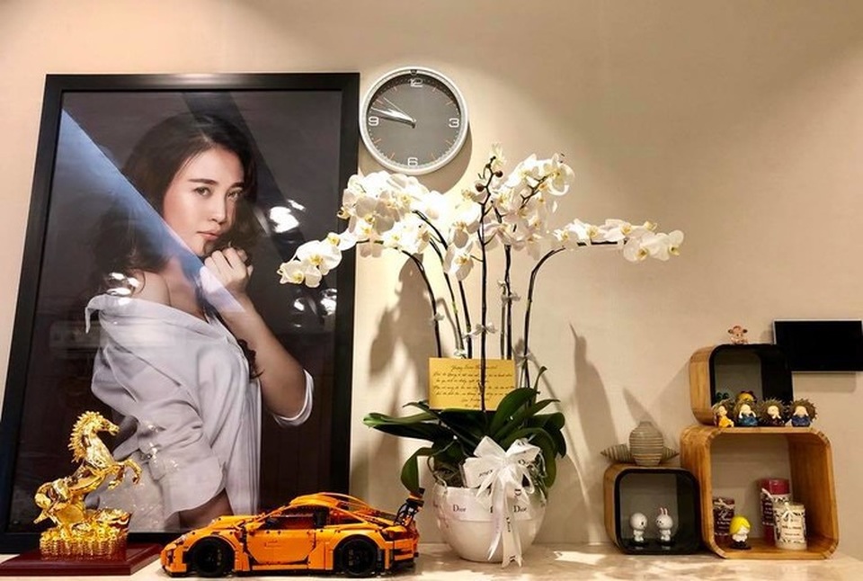 Ngắm căn nhà nội thất tiền tỷ của bạn gái Cường Đô La - 7
Người đẹp sử dụng nhiều ảnh của chính mình để trang hoàng cho căn hộ.