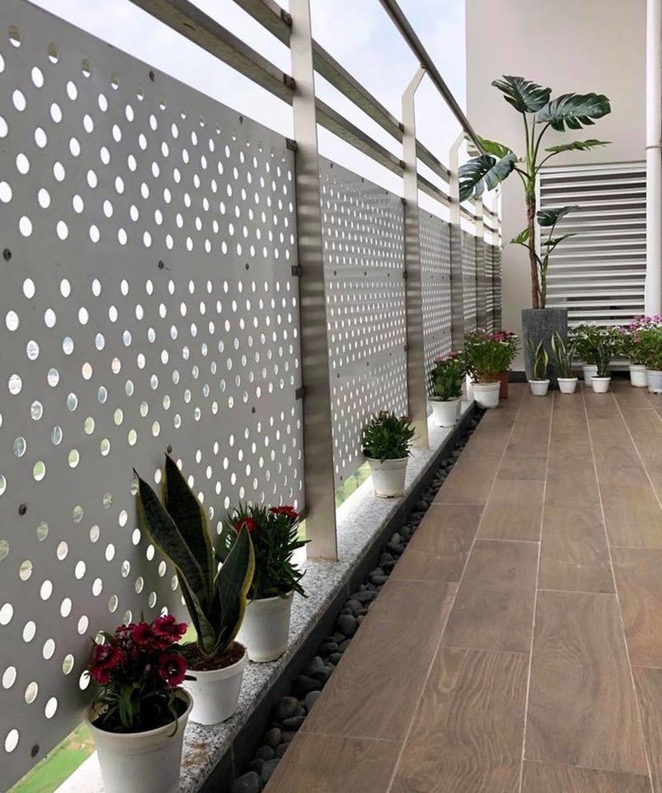 Ngắm căn nhà nội thất tiền tỷ của bạn gái Cường Đô La - 9
Ban công được Đàm Thu Trang sử dụng để làm nơi trồng cây cảnh, mang lại khoảng xanh cho căn hộ.
