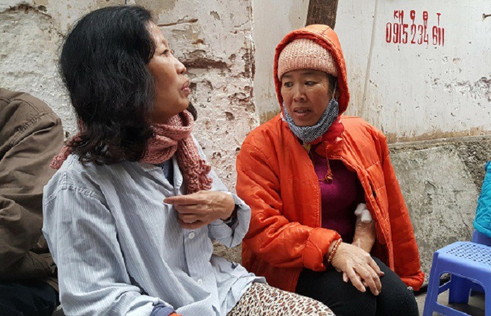 Chuyện tình xúc động ở "xóm chạy thận" - 4 Bà Hoàng Thị Tư trò chuyện với bạn trong xóm chạy thận. Ảnh: Nhật Linh