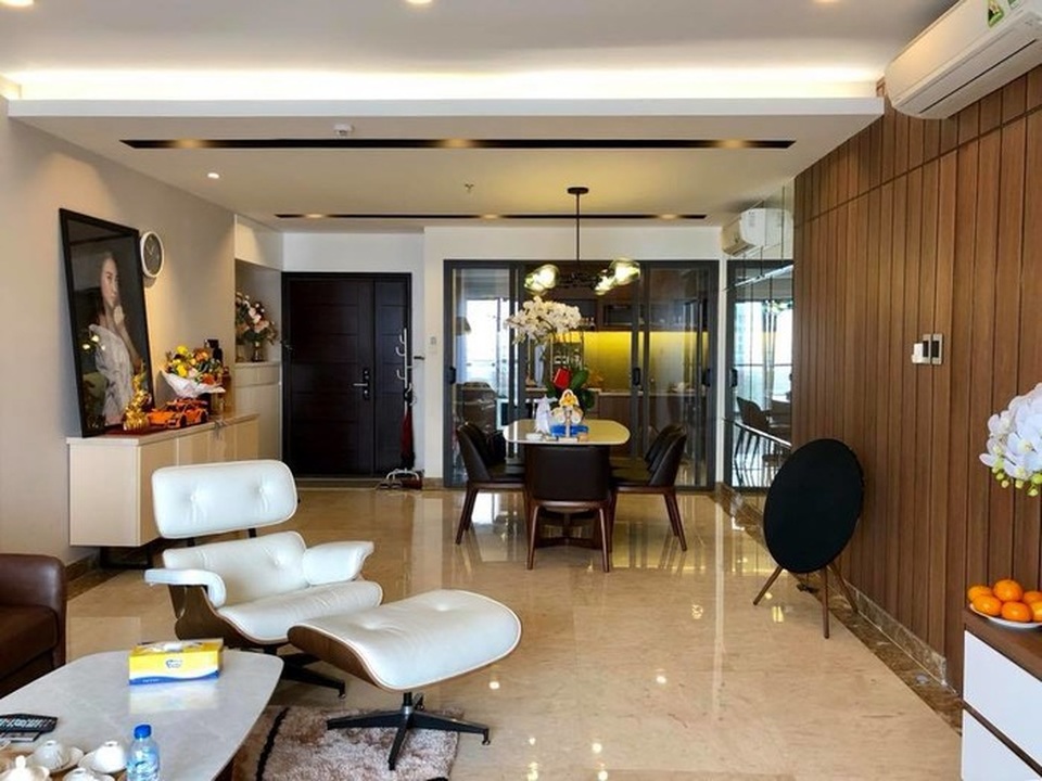 Ngắm căn nhà nội thất tiền tỷ của bạn gái Cường Đô La - 2
Phòng khách của căn hộ do Đàm Thu Trang sở hữu được trang trí theo phong cách hiện đại.
