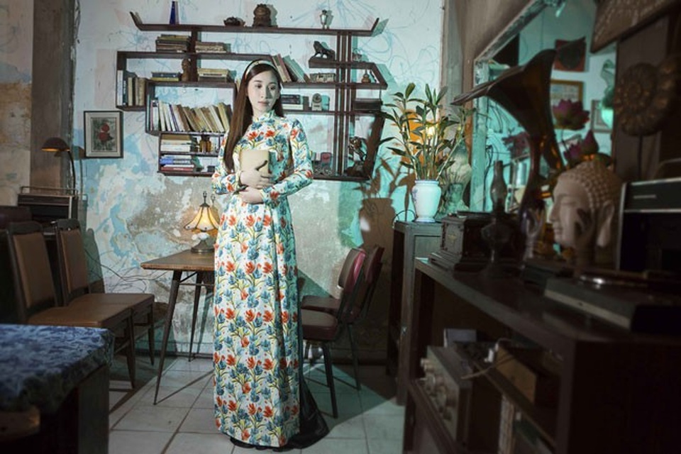 Áo dài họa tiết hoa , gạch bông theo phom dáng cách tân được sử dụng xuyên suốt trong bộ ảnh với nhiều tông màu khác nhau.
