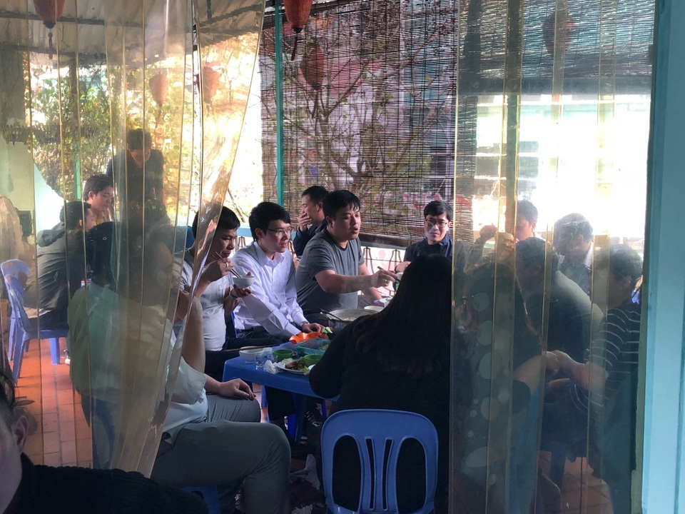 Giá tăng, hàng quán ăn uống ngày đầu đi làm vẫn chật kín khách - 1
Trong những ngày đầu năm, trong khi nhiều nhà hàng, quán ăn vẫn chưa khai xuân, mở cửa, nên để tìm được địa điểm tụ họp, liên hoan, gặp gỡ đầu xuân rất khó. Nếu không đặt bàn trước sẽ rất khó để kiếm được chỗ như ý.