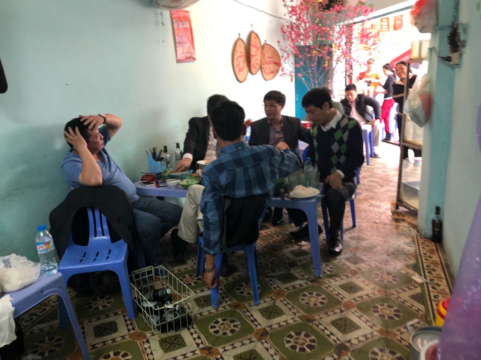 Giá tăng, hàng quán ăn uống ngày đầu đi làm vẫn chật kín khách - 2
Có chỗ ngồi rồi, nhưng cũng phải đợi rất lâu mới có đồ vì lượng khách buổi trưa hôm nay (21/2) rất đông. Nhiều khách còn tỏ ra bực bội vì gọi mãi không có, phải chạy ra chạy vào gọi nhân viên phục vụ từng thứ một.