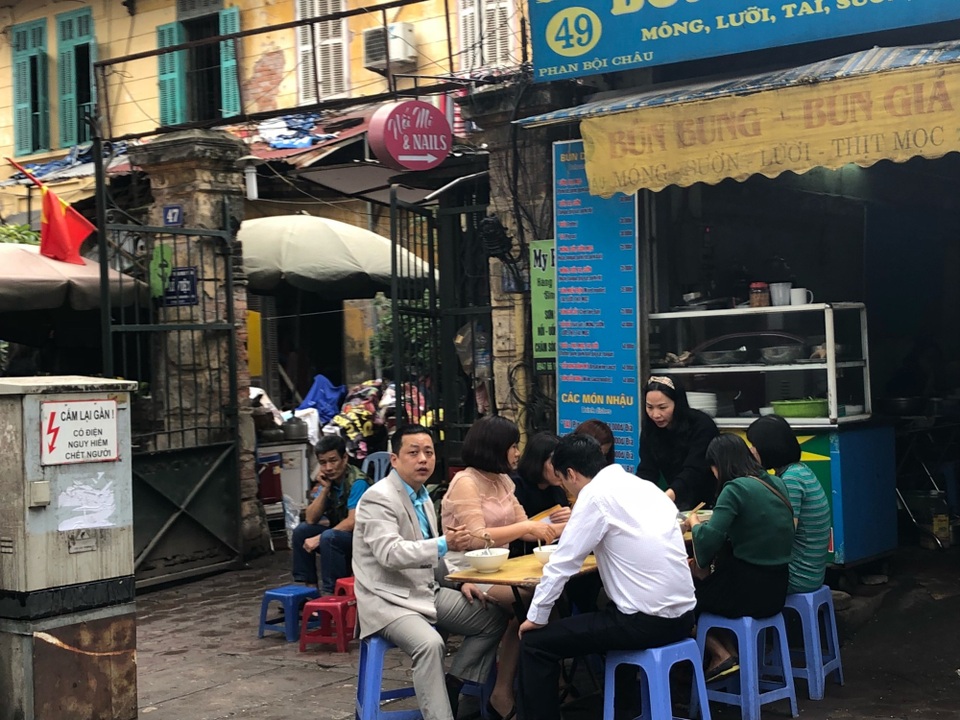 Giá tăng, hàng quán ăn uống ngày đầu đi làm vẫn chật kín khách - 3 Các hàng bún, cháo, miến, mì, phở cũng không phải ngoại lệ. Người này ăn xong chưa kịp lau mồm thì đã có người đứng sau giục đứng dậy. Cảnh đông đúc này không mấy khi bắt gặp những ngày thường tại Hà Nội.