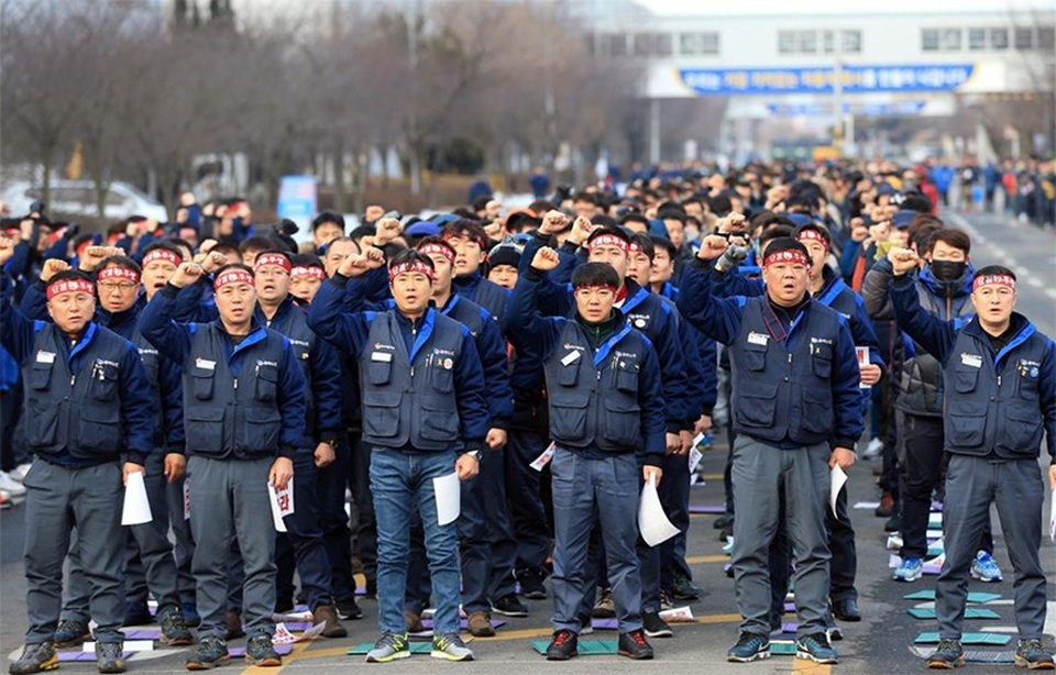 GM đóng cửa một nhà máy ở Hàn Quốc - 1 Các công nhân tại nhà máy của GM Korea ở Gunsan