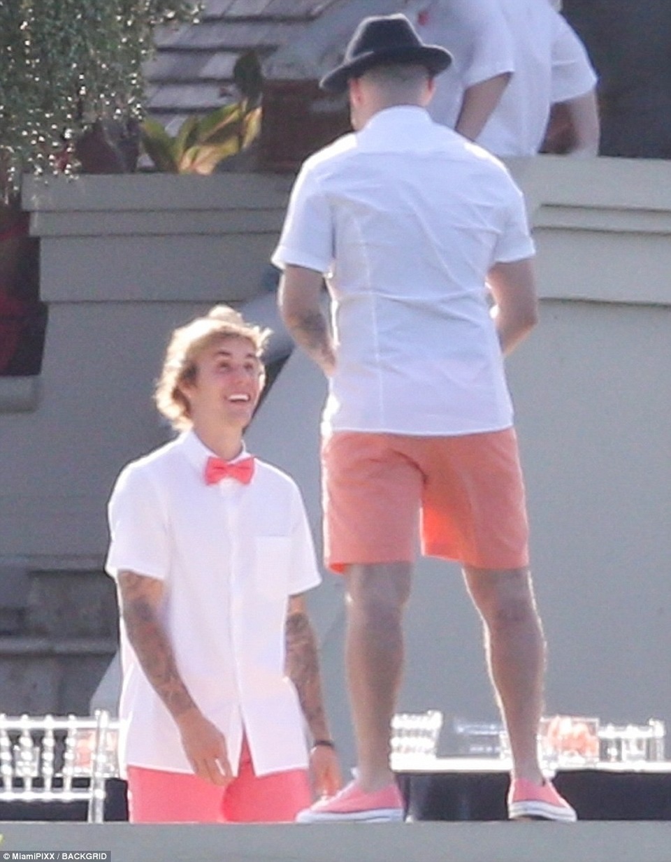 Selena Gomez đẹp rạng ngời trong đám cưới của cha ruột Justin Bieber - 19
Justin chúc mừng hạnh phúc của cha ruột.