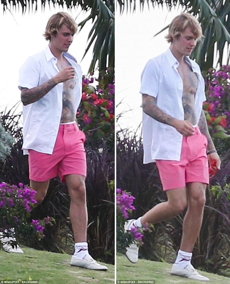 Selena Gomez đẹp rạng ngời trong đám cưới của cha ruột Justin Bieber - 18
Nam ca sĩ Love Yourself khoe loạt hình xăm ấn tượng trong hôn lễ của cha ruột.