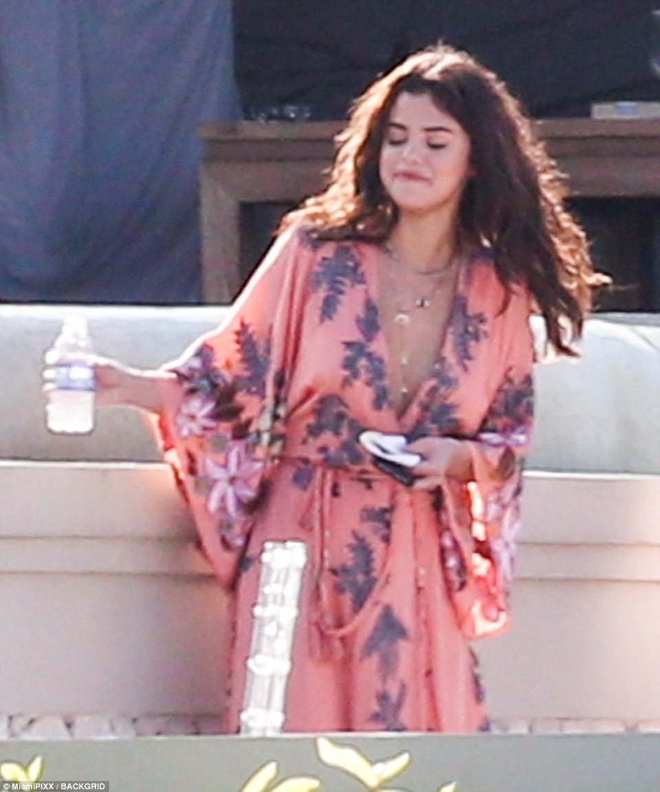 Selena Gomez đẹp rạng ngời trong đám cưới của cha ruột Justin Bieber - 17
Nữ ca sĩ nổi tiếng trông thật xinh đẹp và quyến rũ.