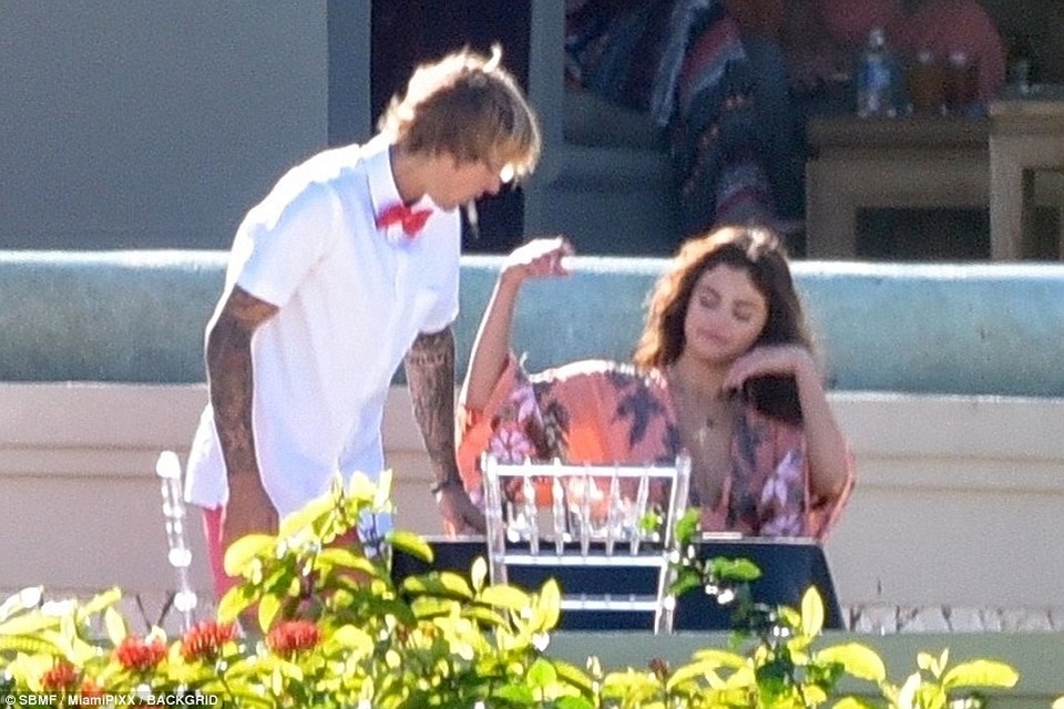 Selena Gomez đẹp rạng ngời trong đám cưới của cha ruột Justin Bieber - 13
Nữ diễn viên kiêm ca sĩ nổi tiếng phải phẫu thuật ghép thận vào đầu năm ngoái. Hiện tại, cô vẫn đang phải điều trị để cải thiện sức khỏe.