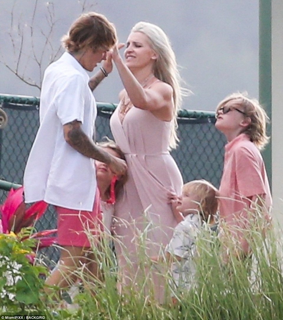 Selena Gomez đẹp rạng ngời trong đám cưới của cha ruột Justin Bieber - 22 Selena Gomez đẹp rạng ngời trong đám cưới của cha ruột Justin Bieber - 22