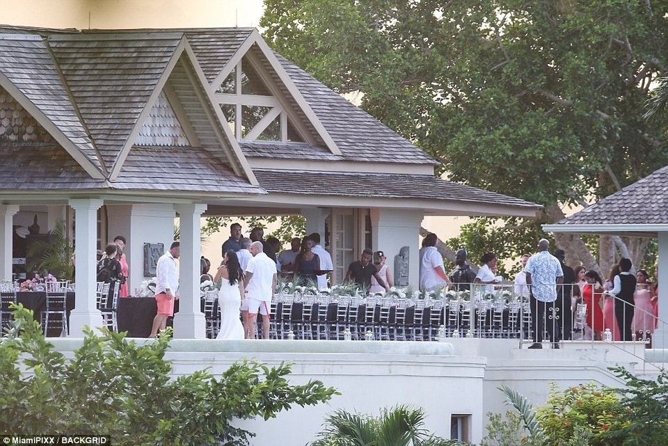 Selena Gomez đẹp rạng ngời trong đám cưới của cha ruột Justin Bieber - 21
Đám cưới của cha Justin Bieber diễn ra ấm cúng và lãng mạn.