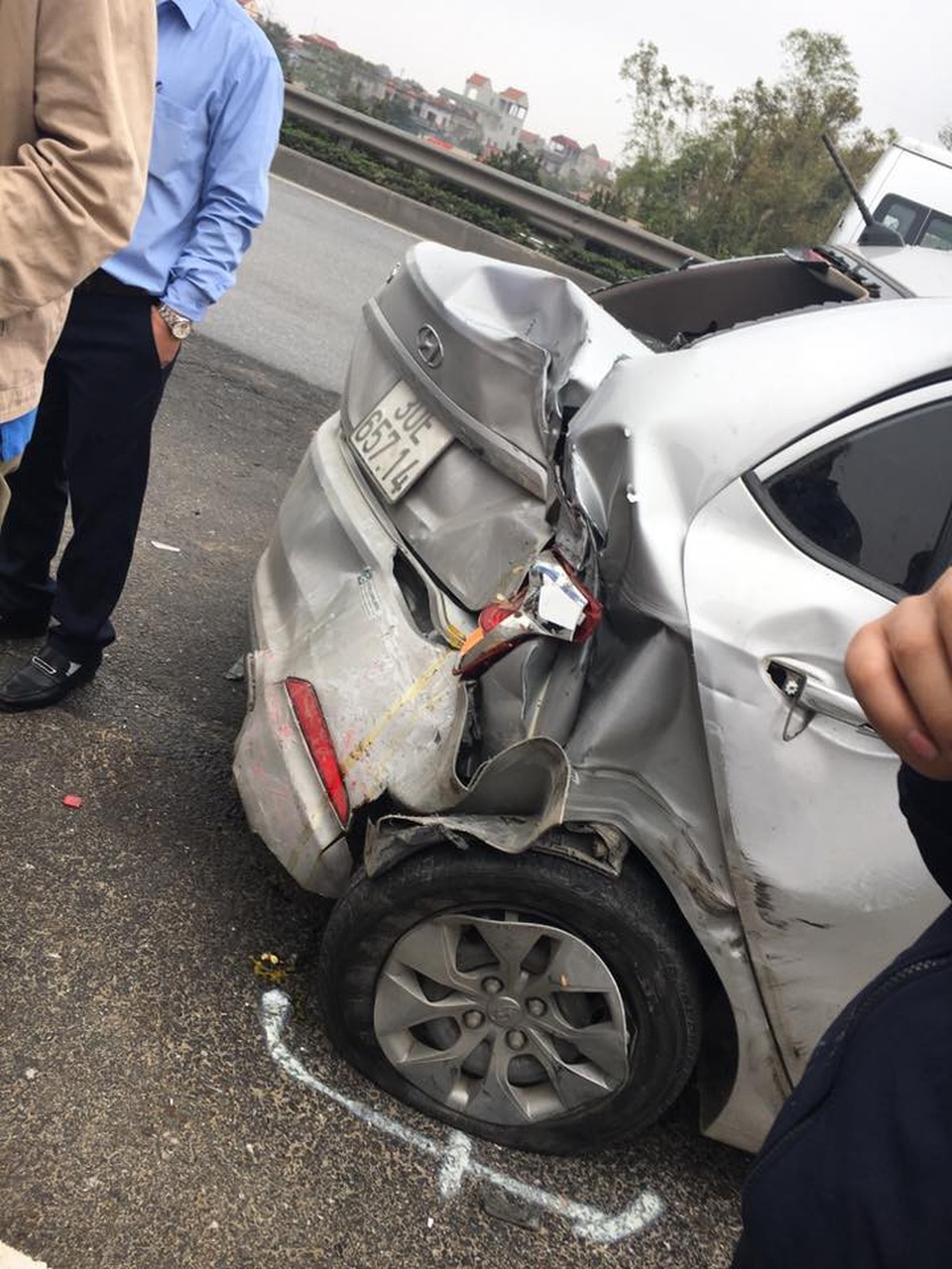 Xe Audi bị đâm nát bét trên cao tốc Pháp Vân - Cầu Giẽ - 1 Xe Audi bị đâm nát bét trên cao tốc Pháp Vân - Cầu Giẽ - 1