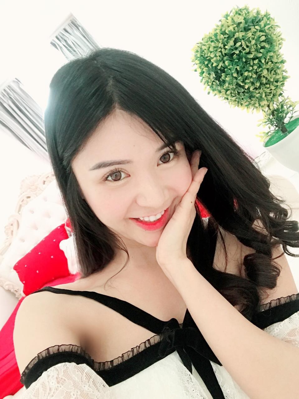 Khi được hỏi về chuyện tình cảm, Thanh Bi tâm sự: “Hiện tại, em tập trung vào công việc, sự nghiệp, chuyện tình yêu em muốn để tự nhiên, duyên đến thì đến. Có thể nói, em dành cả tuổi thanh xuân yêu anh Lê rồi. Từ sau khi chia tay đến giờ em chưa nhận lời yêu ai”.