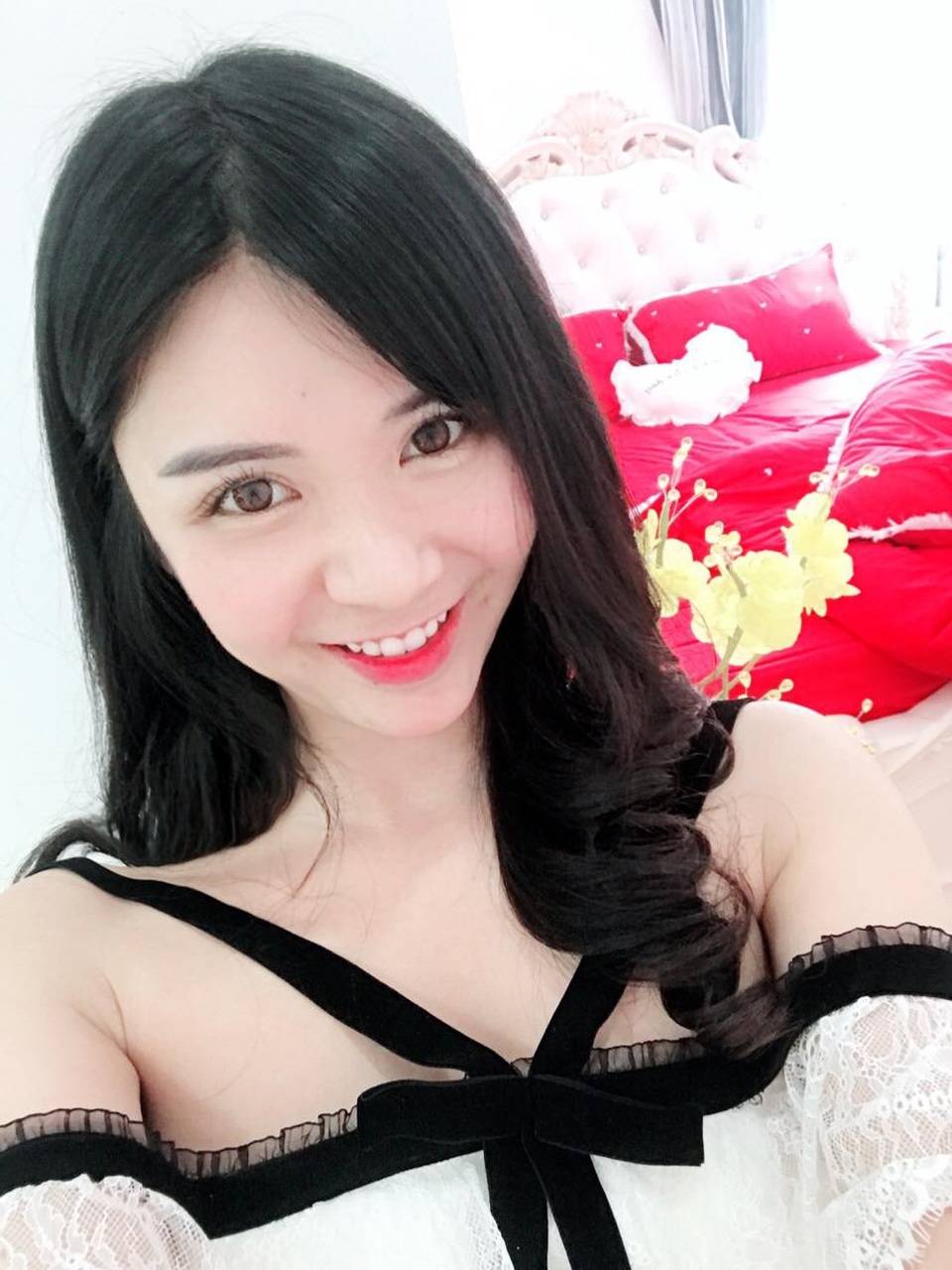 Thanh Bi tiết lộ, căn hộ mới tậu là sự kết hợp giữa phần quà của bạn trai cũ dành tặng và số tiền cô chăm chỉ quay phim. Căn hộ nằm ở một quận trung tâm Hà Nội, diện tích hơn 60m2 với 2 phòng ngủ. Vốn thích màu trắng nên căn nhà và toàn bộ nội thất được cô sử dụng màu trắng trang nhã.