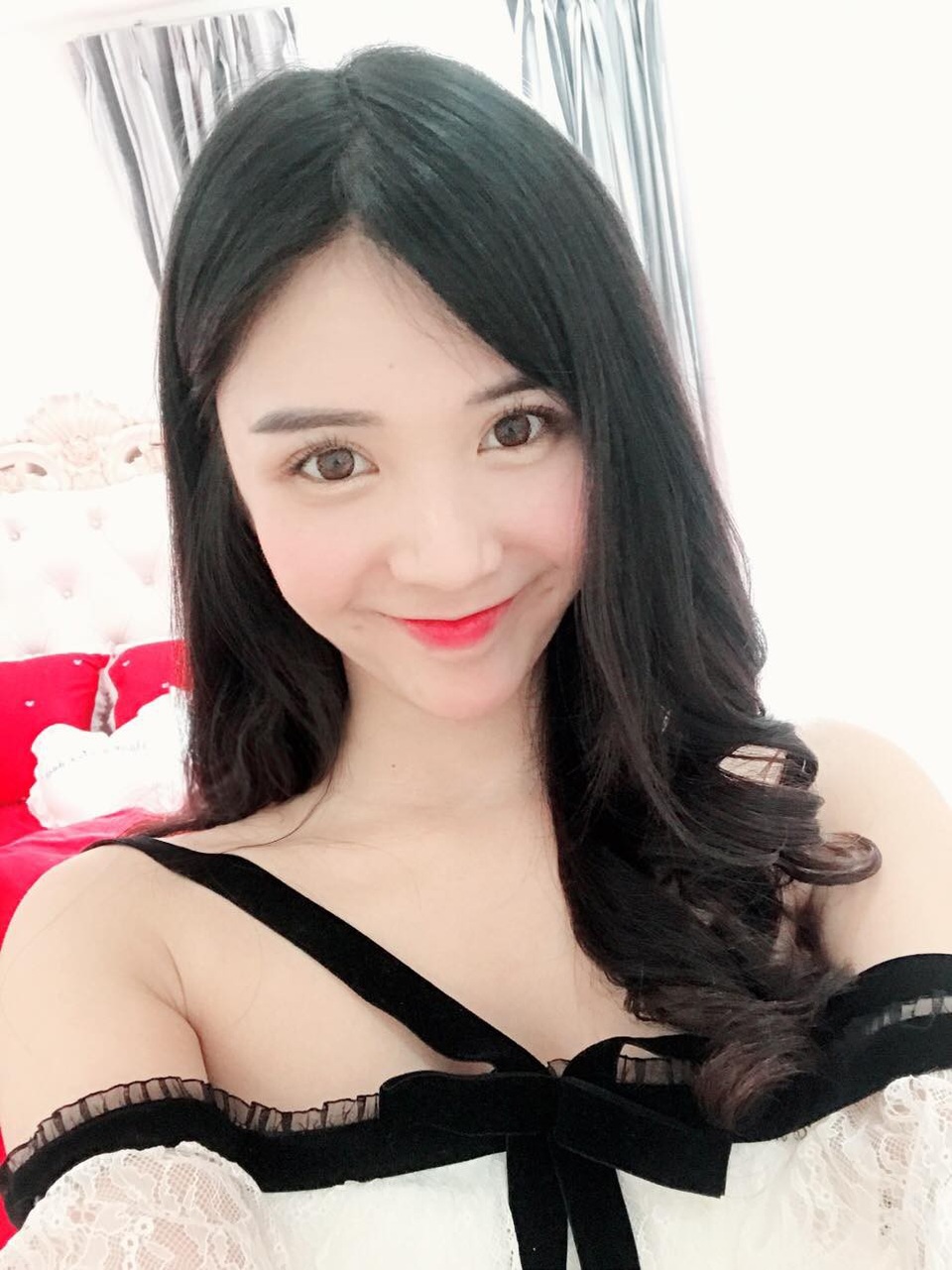 Chia sẻ với PV Dân trí, Thanh Bi cho biết, mua nhà là “duyên” vì ban đầu cô cũng không định mua. “Hồi yêu nhau, anh Quang Lê có đưa em về nhà vài lần thì thấy ngõ em ở tối quá, muốn em có không gian sống tốt hơn. Anh Quang Lê rất phóng khoáng, hiền và tính có đôi chút trẻ con”, Thanh Bi cho biết.