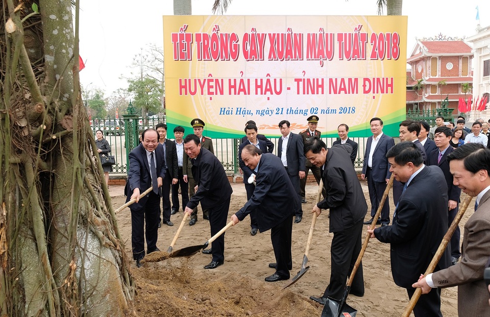 Thủ tướng: Rất tiếc khi cán bộ nói “bác cho 200-300 tỷ là xong nông thôn mới” - 3 Thủ tướng tham dự Tết trồng cây tại Hải Hậu (Nam Định)