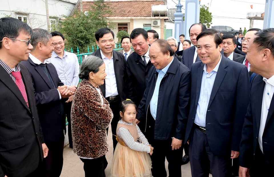 Thủ tướng: Rất tiếc khi cán bộ nói “bác cho 200-300 tỷ là xong nông thôn mới” - 1 Thủ tướng thăm hỏi bà con xã Đồng Châu, huyện Hải Hậu