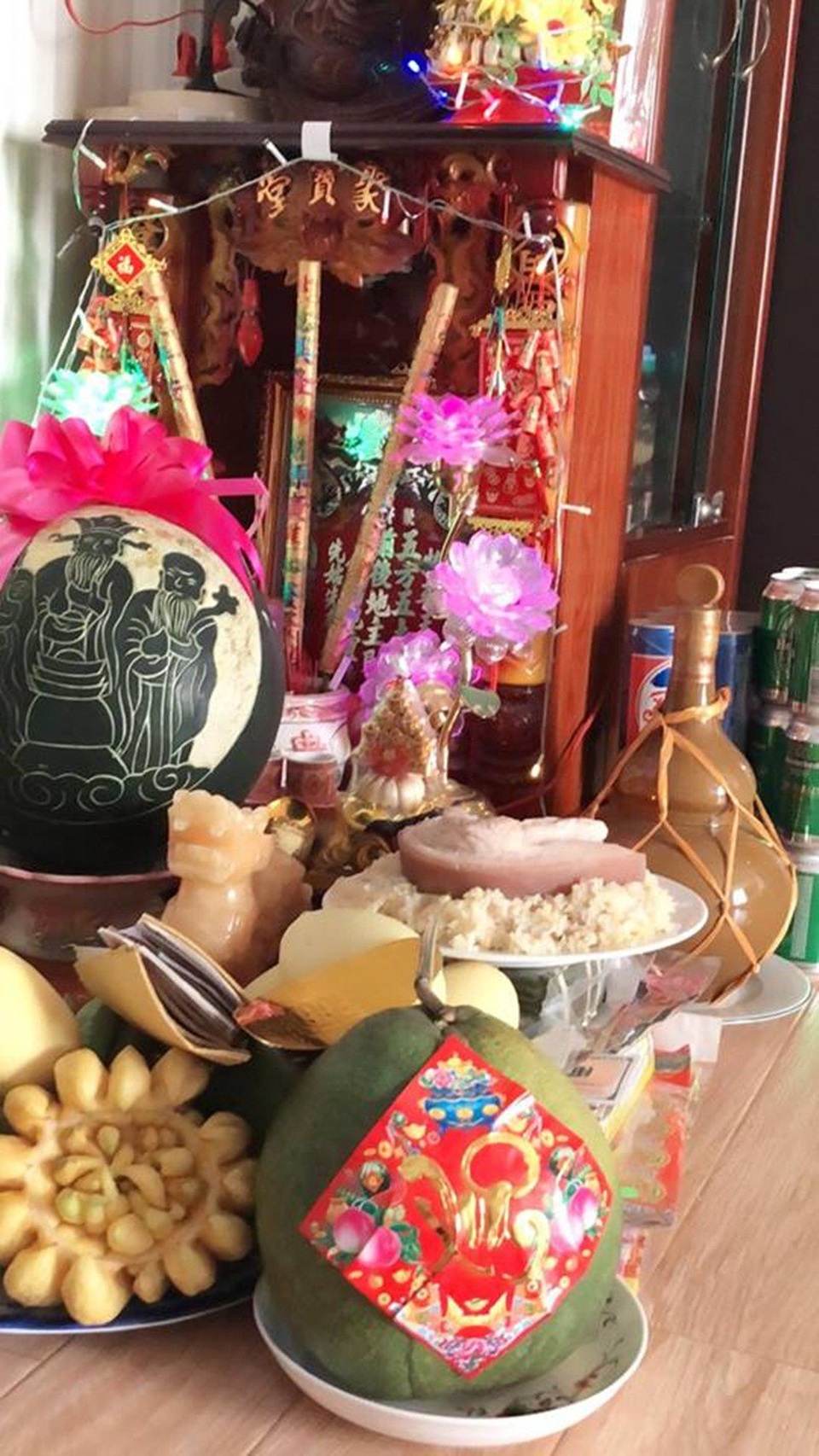 Giọng ca “Em phải quên anh” lủi thủi về quê sau khi đón giao thừa ngoài đường - 5 Những hình ảnh trang hoàng ngày Tết của Châu Khải Phong.