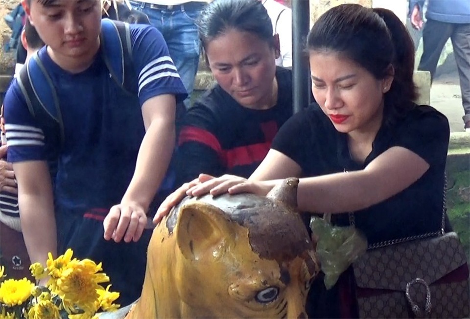 Chen lấn sờ "Hổ thần chùa Hương" mong tiêu trừ bệnh tật - 1 Rất đông người dân tin rằng Hổ thần sẽ giúp họ vô bệnh trong năm mới.