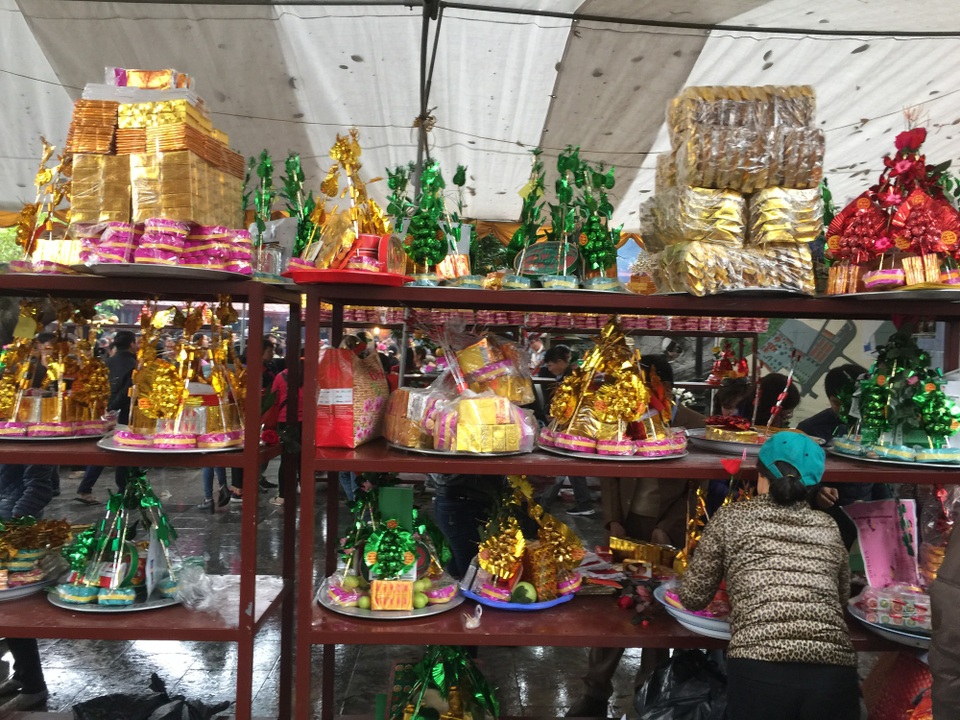 Hàng vạn người chen chân “vay tiền” ở Đền Bà Chúa Kho - 10 Vàng mã bày la liệt, chặt cứng nơi để lễ
